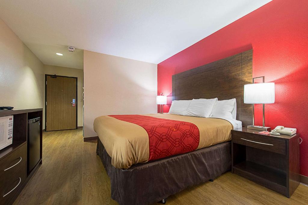 Postel nebo postele na pokoji v ubytování Econo Lodge