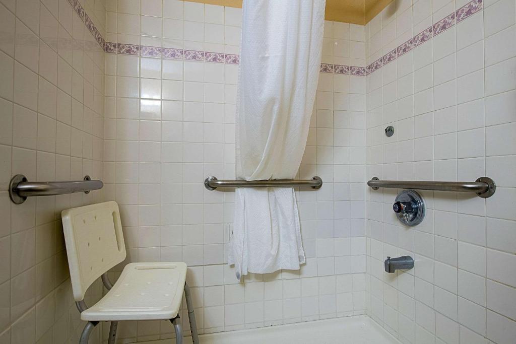 Koupelna v ubytování Econo Lodge