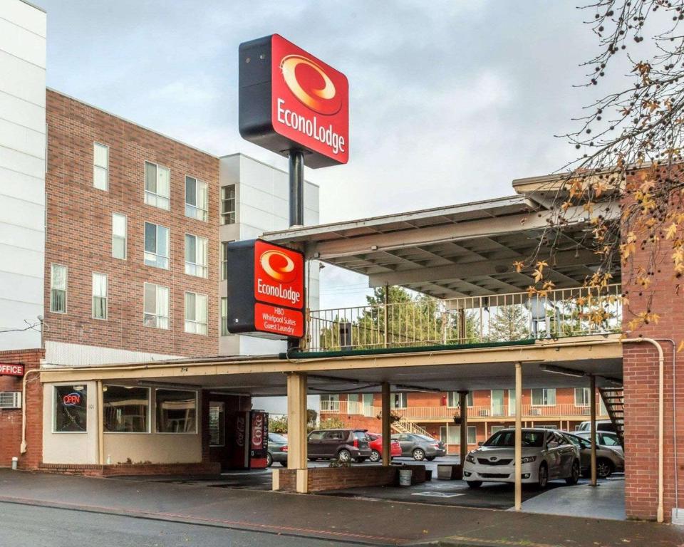 Un edificio Tim Hortons con coches aparcados en un estacionamiento en Econo Lodge, en Vancouver