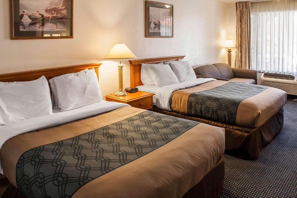 Econo Lodge Inn & Suites - Queen Room With Two Queen Beds - Non-Smoking