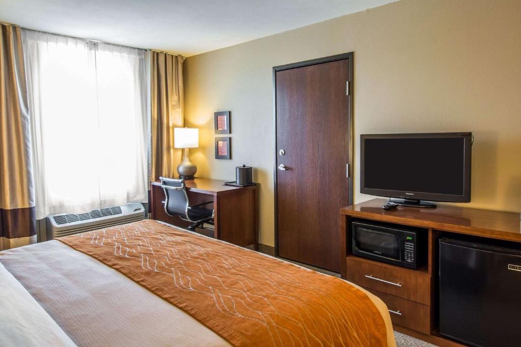 Postel nebo postele na pokoji v ubytování Comfort Inn & Suites