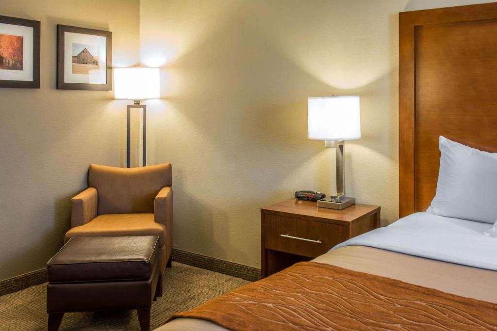 Postel nebo postele na pokoji v ubytování Comfort Inn & Suites