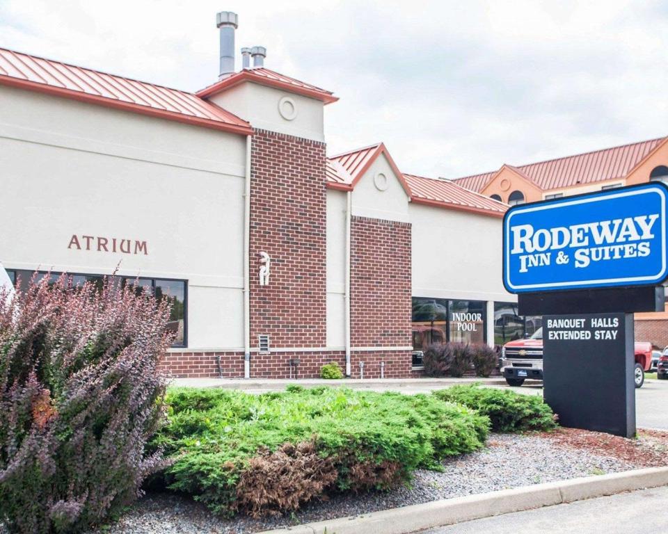 a hoteleway inn and suites sign in front of a building at Rodeway Inn & Suites Milwaukee Airport in Milwaukee