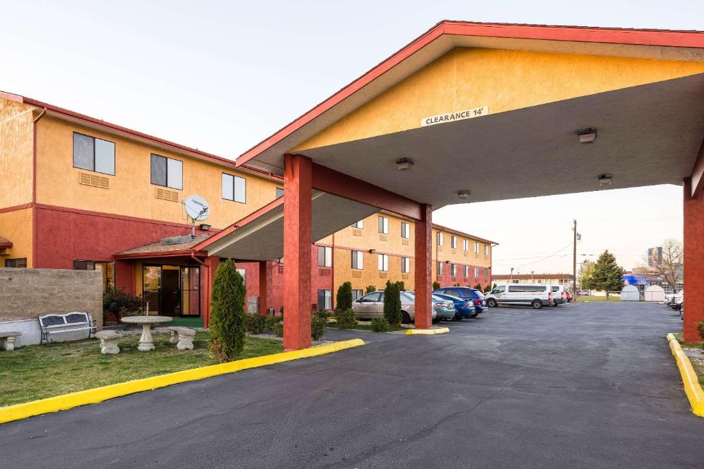 a parking lot in front of a building at Quality Inn in Moses Lake