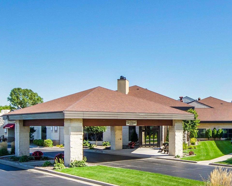 a hotel with a gazebo on a street at Comfort Suites in Green Bay