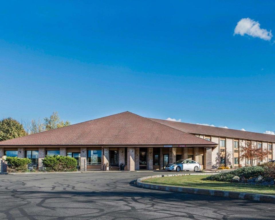 ein Gebäude mit einem davor geparkt in der Unterkunft Quality Inn Central Wisconsin Airport in Mosinee