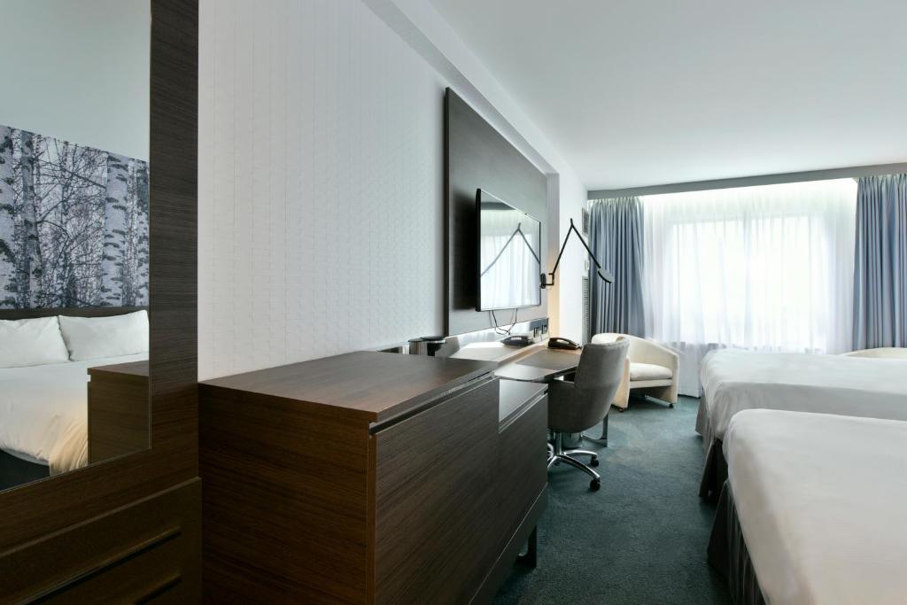 DoubleTree by Hilton Ottawa Downtownにあるベッド