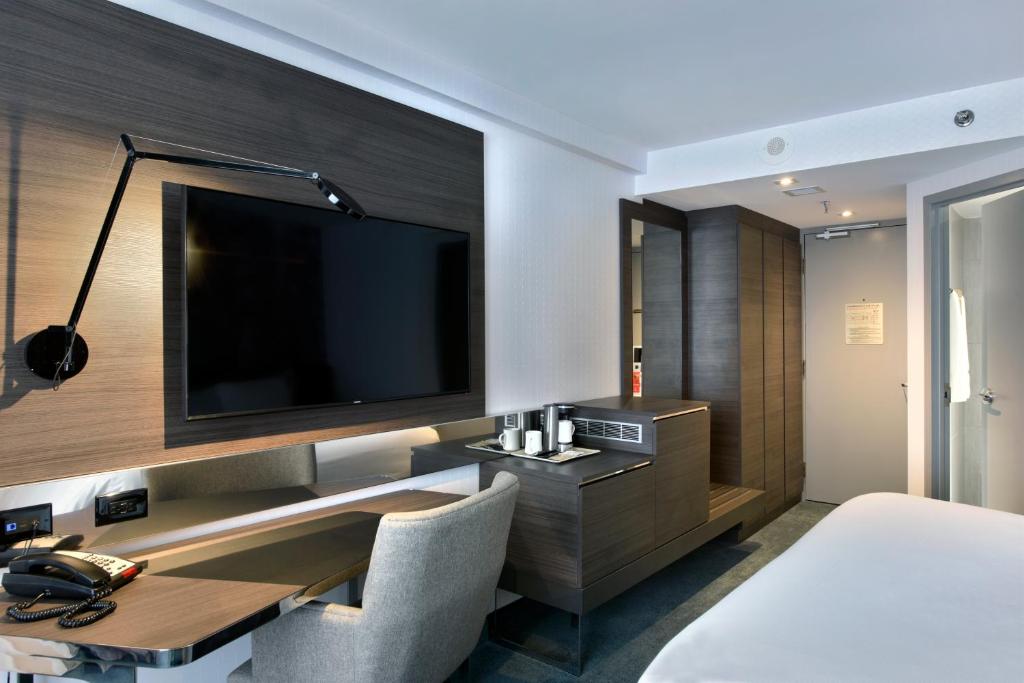 DoubleTree by Hilton Ottawa Downtownにあるテレビまたはエンターテインメントセンター