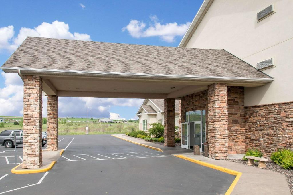 Sleep Inn & Suites Conference Center Eau Claire في Union: موقف امام مبنى