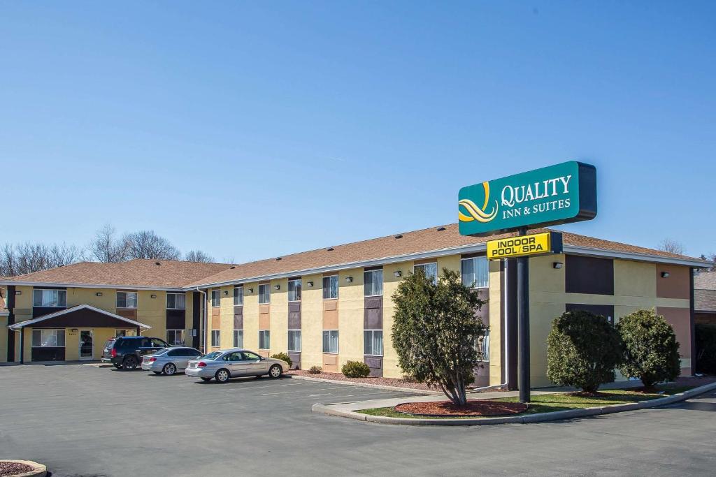 un hotel con un cartel delante de un estacionamiento en Quality Inn & Suites, en West Bend