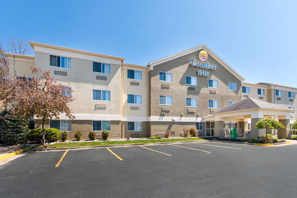 a hotel with a parking lot in front of it at Comfort Inn Barboursville near Huntington Mall area in Barboursville