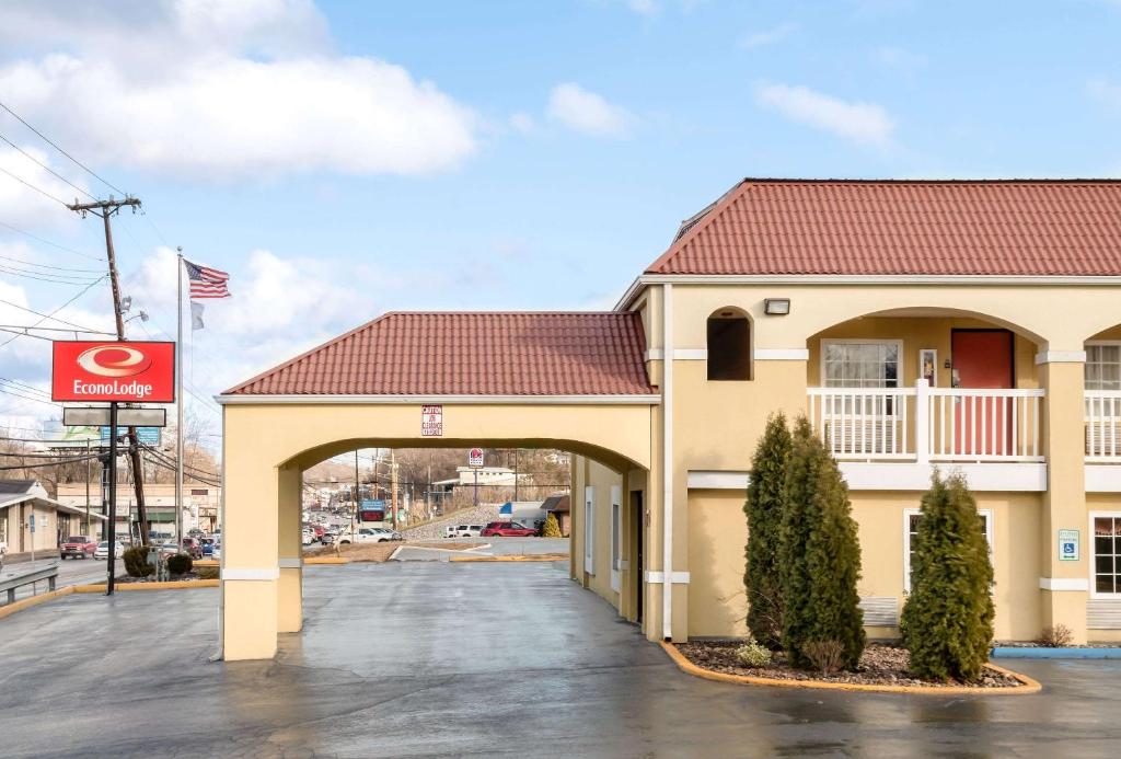 Econo Lodge Huntington - Barboursville University Area في هنتنجتون: مبنى به ممر في موقف للسيارات