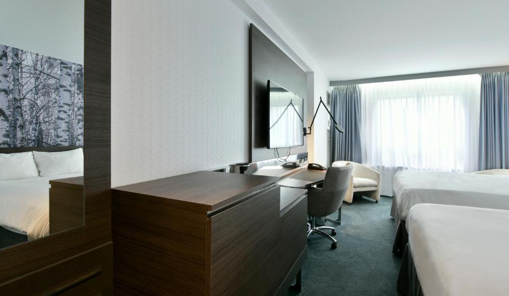 DoubleTree by Hilton Ottawa Downtownにあるベッド