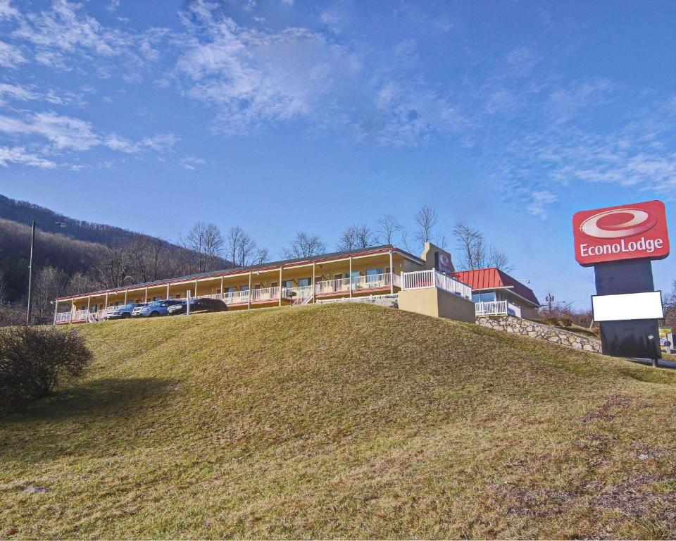 un bâtiment au sommet d'une colline avec un panneau dans l'établissement Econo Lodge Near Bluefield College, à Bluefield