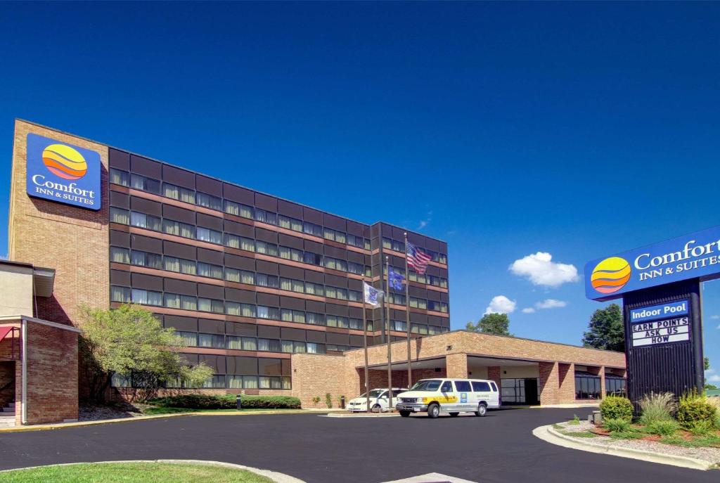 un coche aparcado frente a un edificio en Comfort Inn & Suites Madison - Airport en Madison