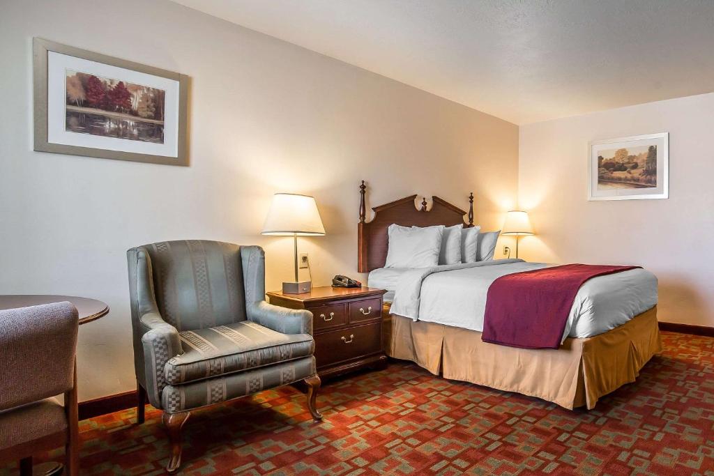 Postel nebo postele na pokoji v ubytování Quality Inn Evanston near Wyoming Downs