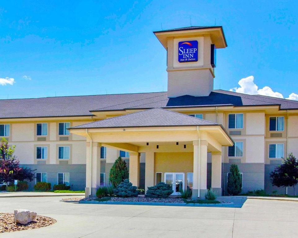 un hotel con un cartel encima en Sleep Inn & Suites Evansville, en Evansville