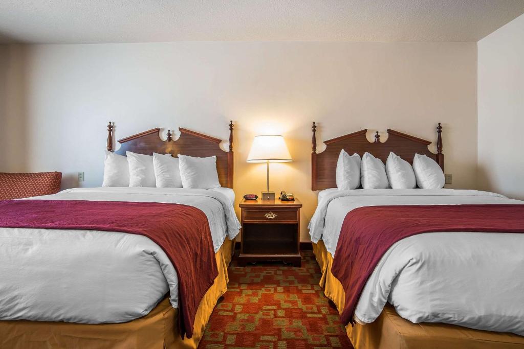 Postel nebo postele na pokoji v ubytování Quality Inn Evanston near Wyoming Downs