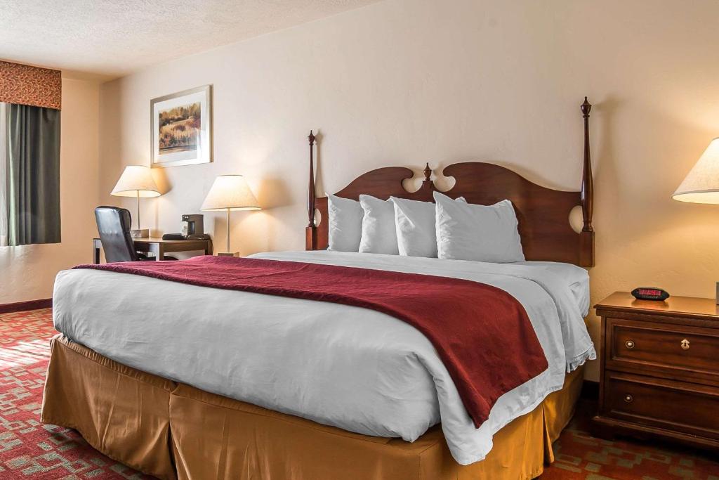 Postel nebo postele na pokoji v ubytování Quality Inn Evanston near Wyoming Downs