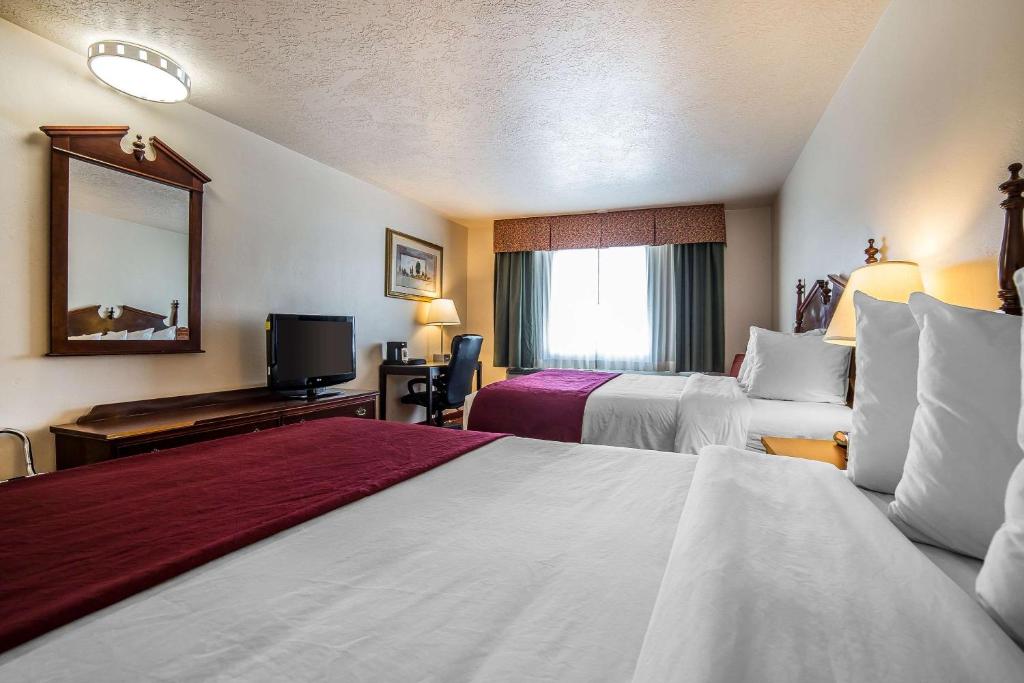 Postel nebo postele na pokoji v ubytování Quality Inn Evanston near Wyoming Downs