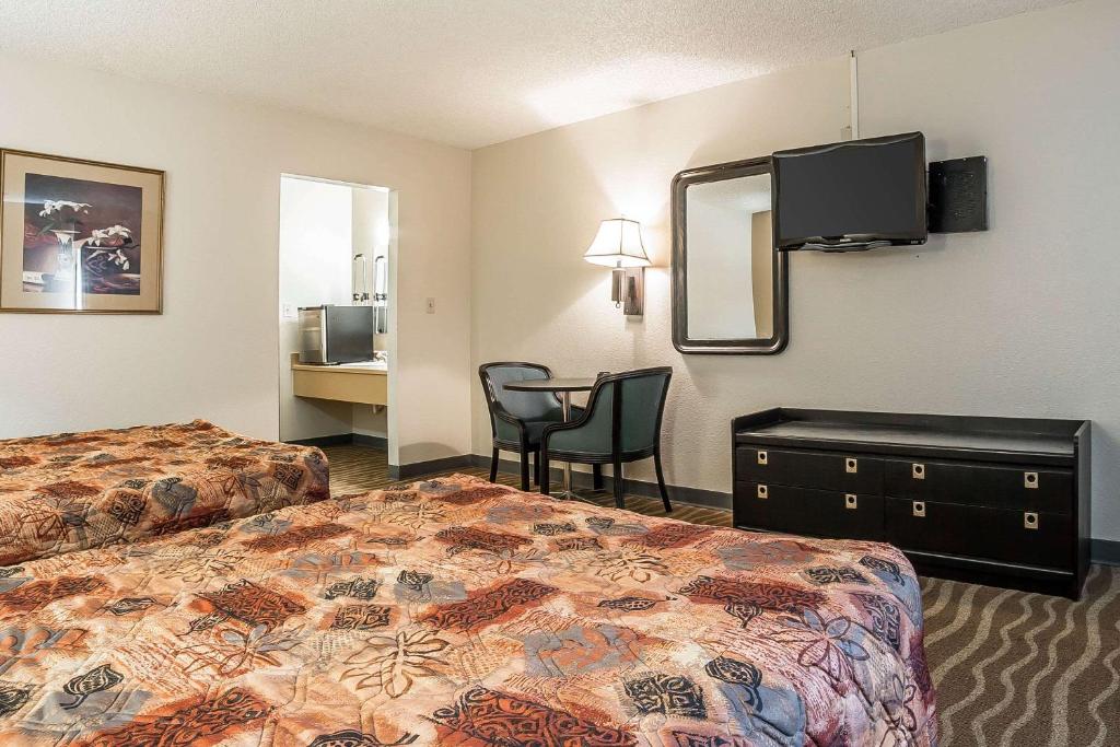 Rodeway Inn Cheyenne I-80 East - Habitación Queen Con Dos Camas Queen - Fumar