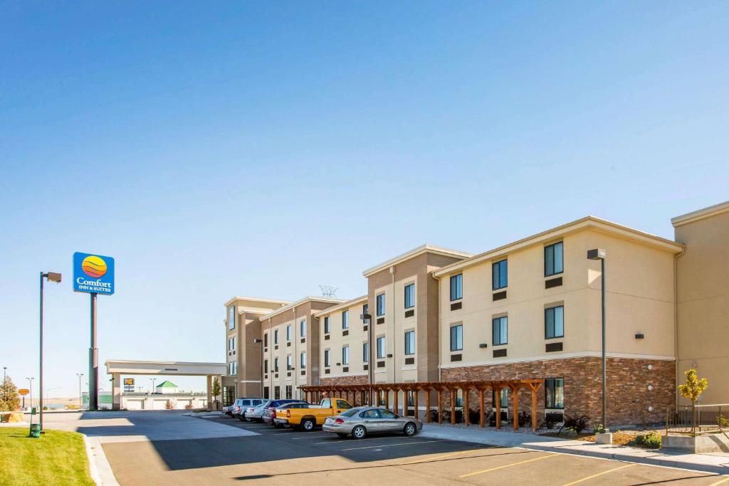 un edificio con coches estacionados en un estacionamiento en Comfort Inn & Suites, en Cheyenne