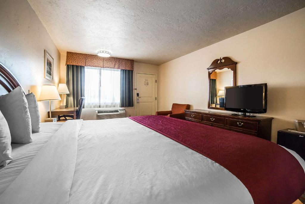 Postel nebo postele na pokoji v ubytování Quality Inn Evanston near Wyoming Downs