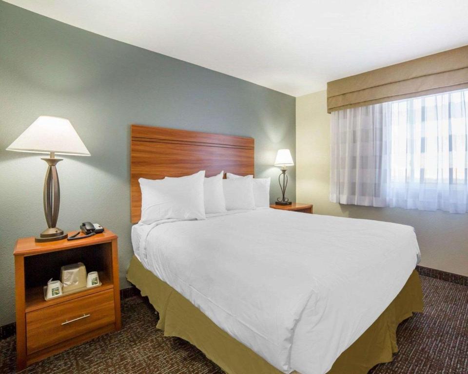 Postel nebo postele na pokoji v ubytování Quality Inn Gillette I-90 East