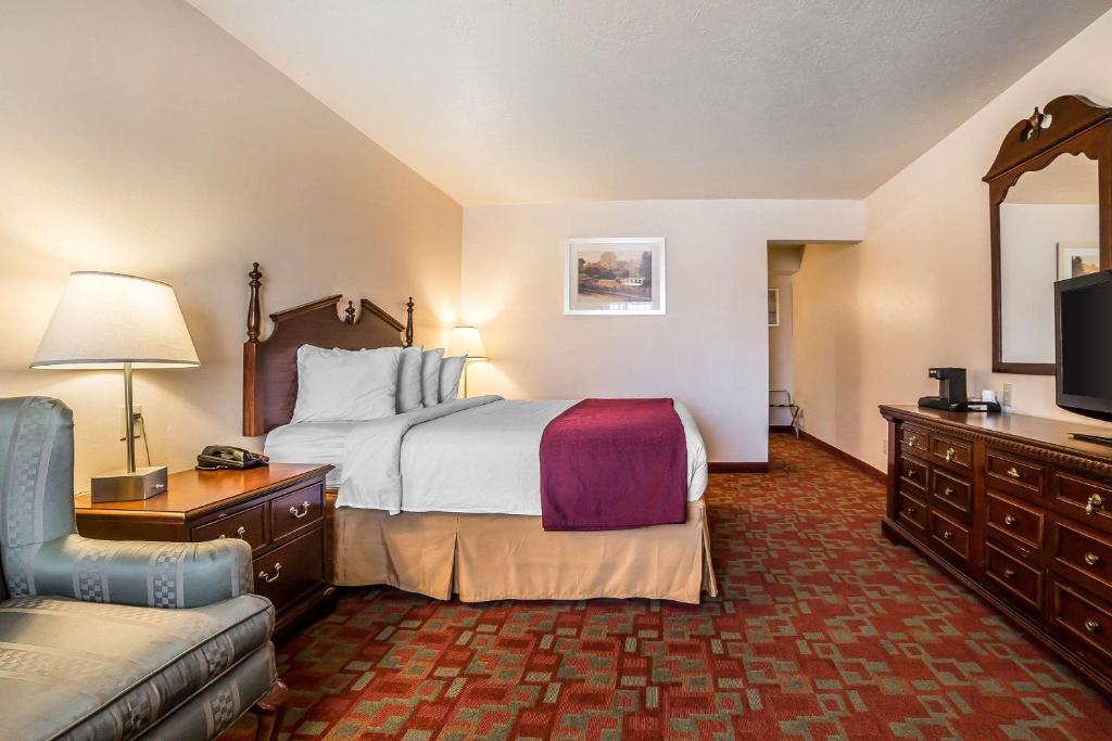 Postel nebo postele na pokoji v ubytování Quality Inn Evanston near Wyoming Downs