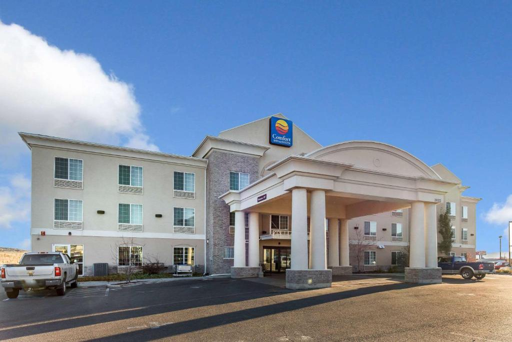ロックスプリングスにあるComfort Inn & Suites Rock Springs-Green Riverのホテルの正面に車を停めています
