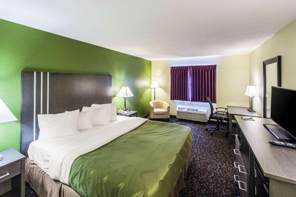 Habitación de hotel con cama y escritorio en Quality Inn Decatur near US-224, en Decatur