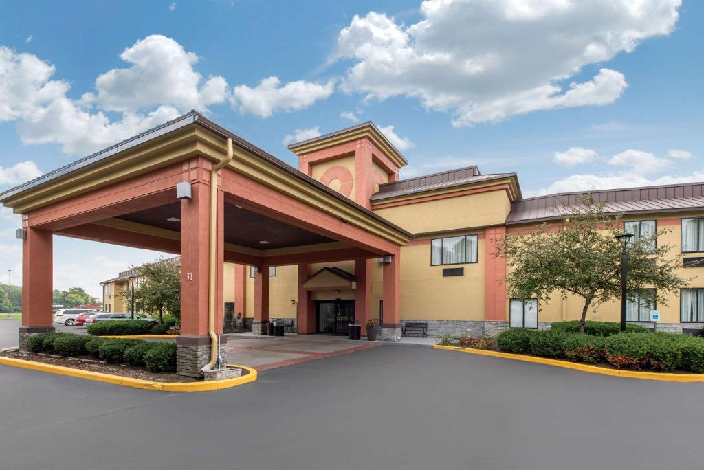 a hotel front of a building with a parking lot at Quality Inn Indianapolis-Brownsburg - Indianapolis West in Brownsburg