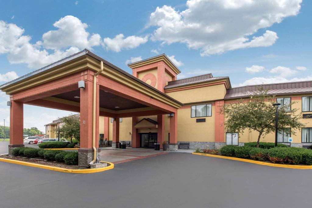 ein Hotel vor einem Gebäude mit einem Parkplatz in der Unterkunft Quality Inn Indianapolis-Brownsburg - Indianapolis West in Brownsburg