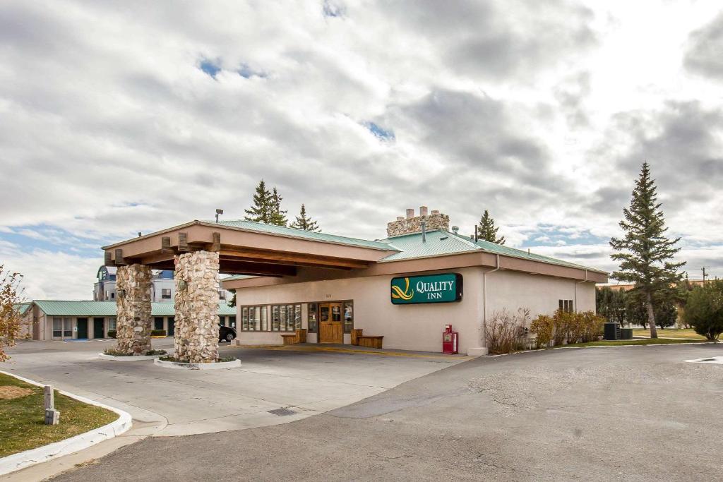 une façade d'un bâtiment avec un panneau sur celui-ci dans l'établissement Quality Inn Rock Springs, à Rock Springs