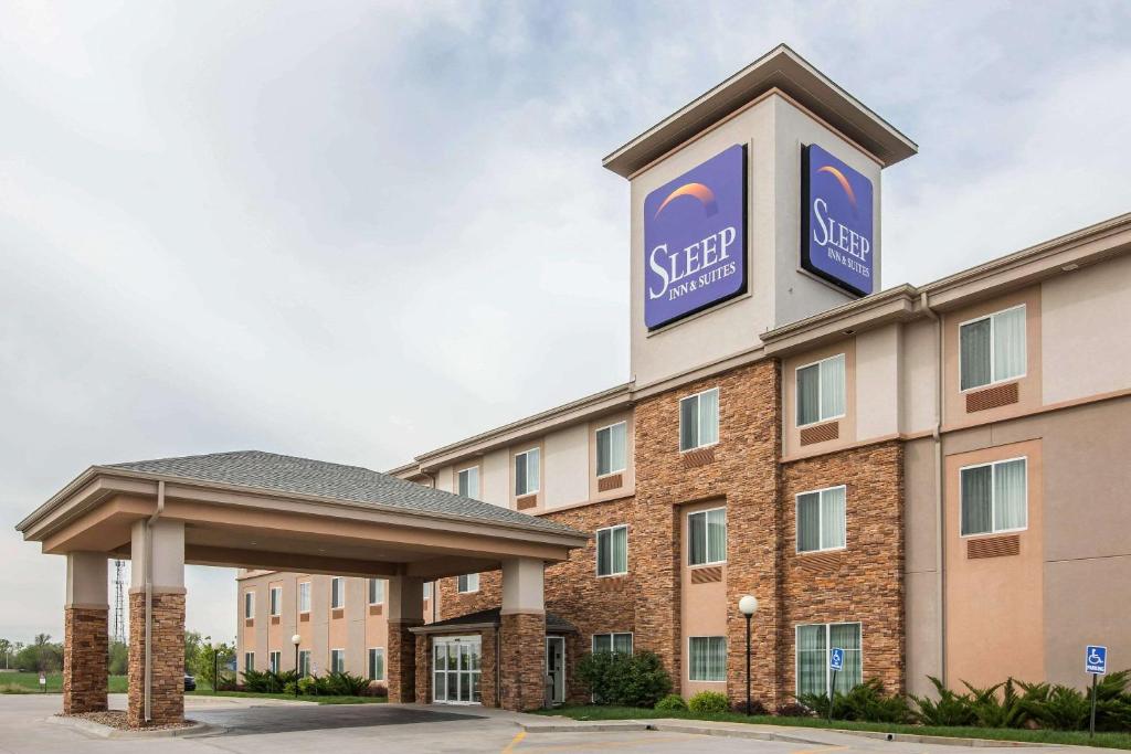 um hotel com um sinal para uma estalagem para dormir em Sleep Inn & Suites Haysville em Haysville