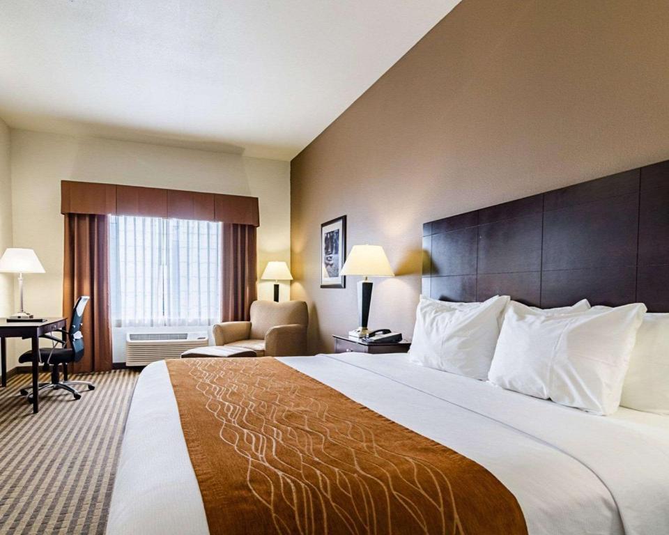 Comfort Inn & Suites Lawrence - University Area - King Room - Nichtraucher
