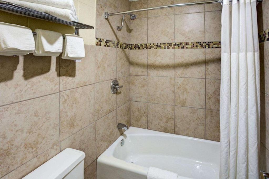 Koupelna v ubytování EconoLodge Phillipsburg