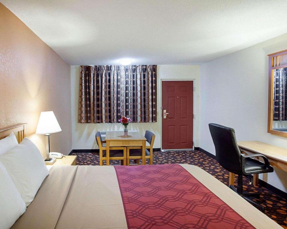 Postel nebo postele na pokoji v ubytování EconoLodge Phillipsburg