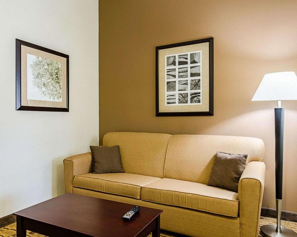 Comfort Inn & Suites Lawrence - University Area - King Suite - Nichtraucher