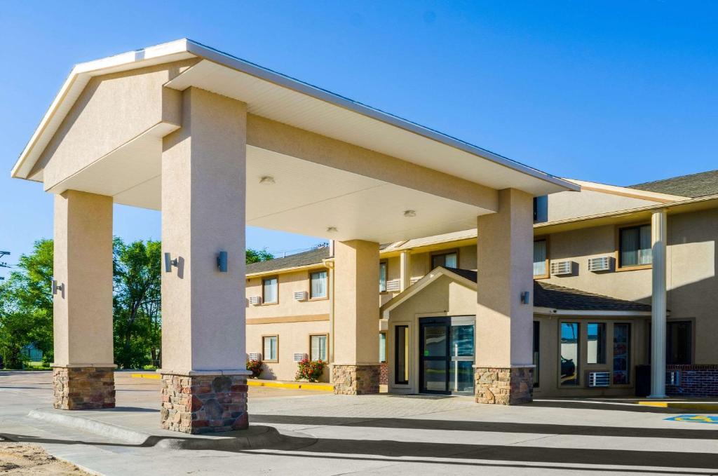 Quality Inn Great Bend في Great Bend: aury inn suites anahime at the park hotel