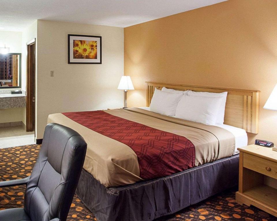 Postel nebo postele na pokoji v ubytování EconoLodge Phillipsburg