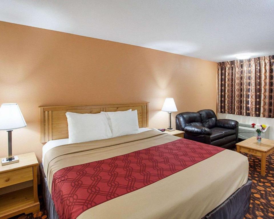 Postel nebo postele na pokoji v ubytování EconoLodge Phillipsburg