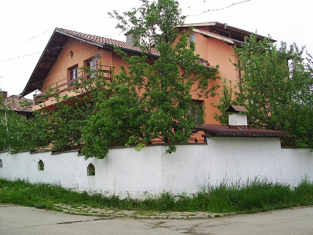 The building in which a vendégházakat is located