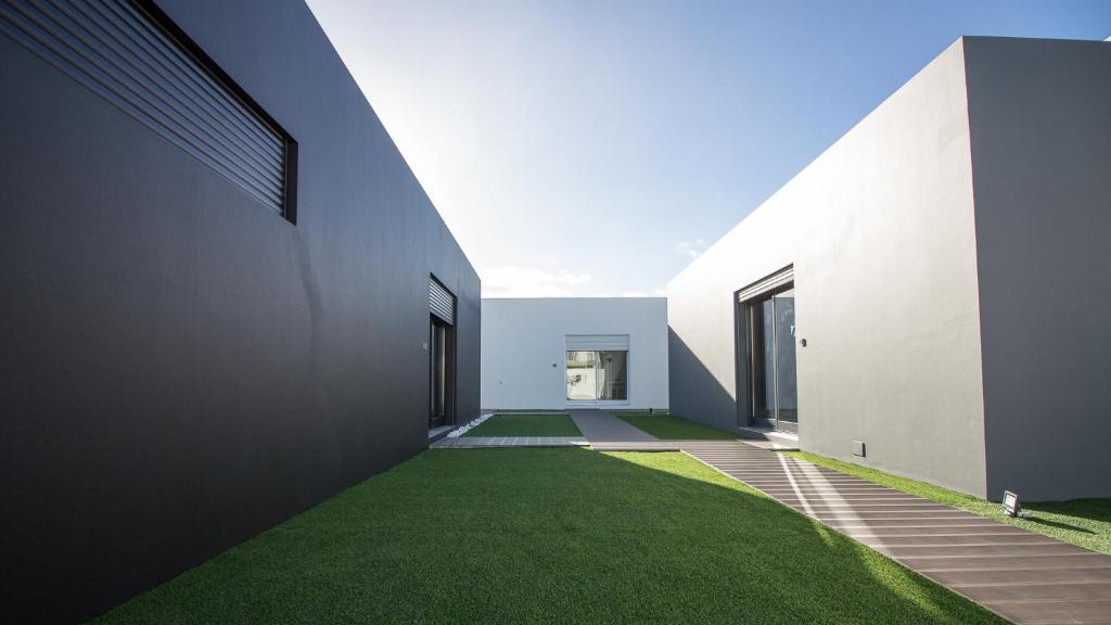 un patio interior de una casa con césped verde en Mitós Vila 3, en Ribeira Grande