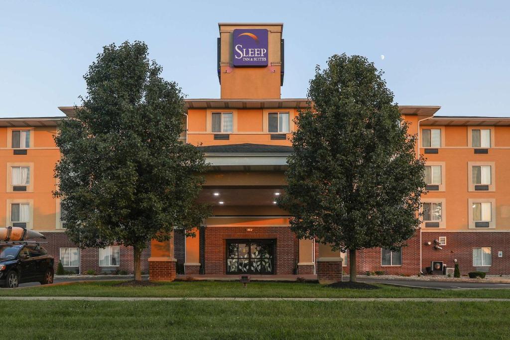 a building with a sign on top of it at Spark by Hilton Shepherdsville Louisville South in Shepherdsville