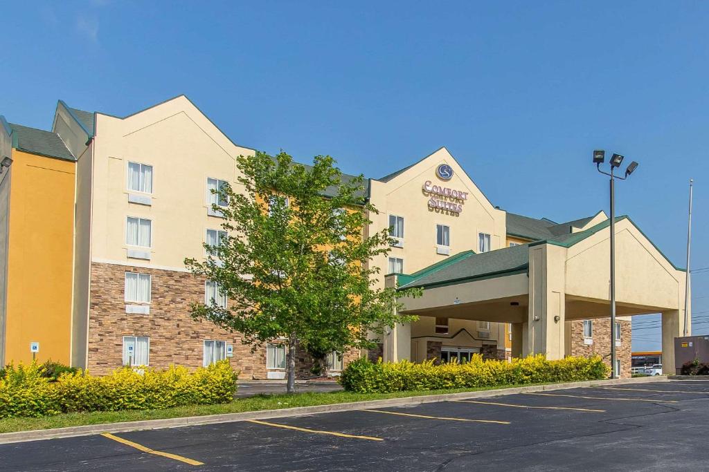 un hotel con un estacionamiento delante de él en Comfort Suites, en Richmond