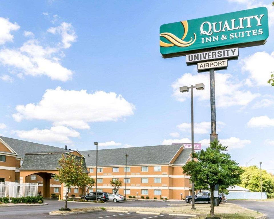 una señal frente a un hospital universitario en Quality Inn & Suites University-Airport, en Louisville