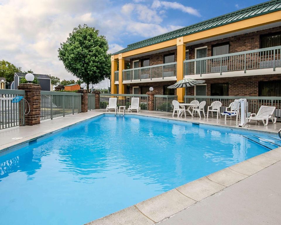 una gran piscina azul frente a un hotel en Quality Inn Franklin, en Franklin