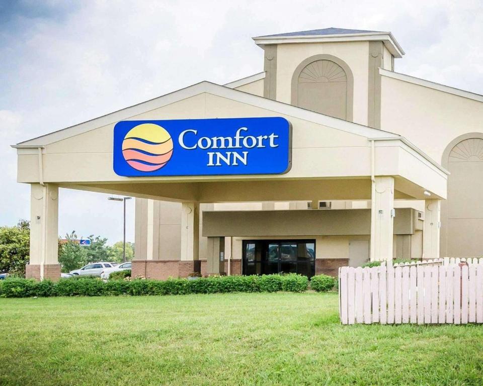 una señal segura de posada frente a un edificio en Comfort Inn, en Winchester