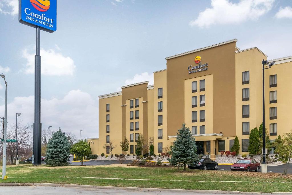 uma representação da frente de um hotel em Comfort Inn & Suites Lexington em Lexington